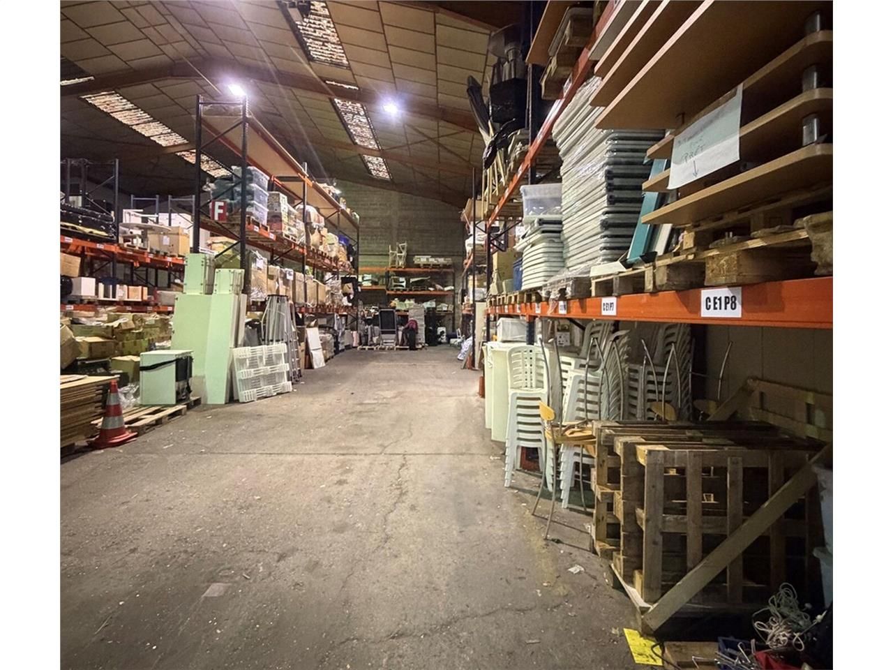 CBRE vous propose à louer ou à vendre un entrepôt