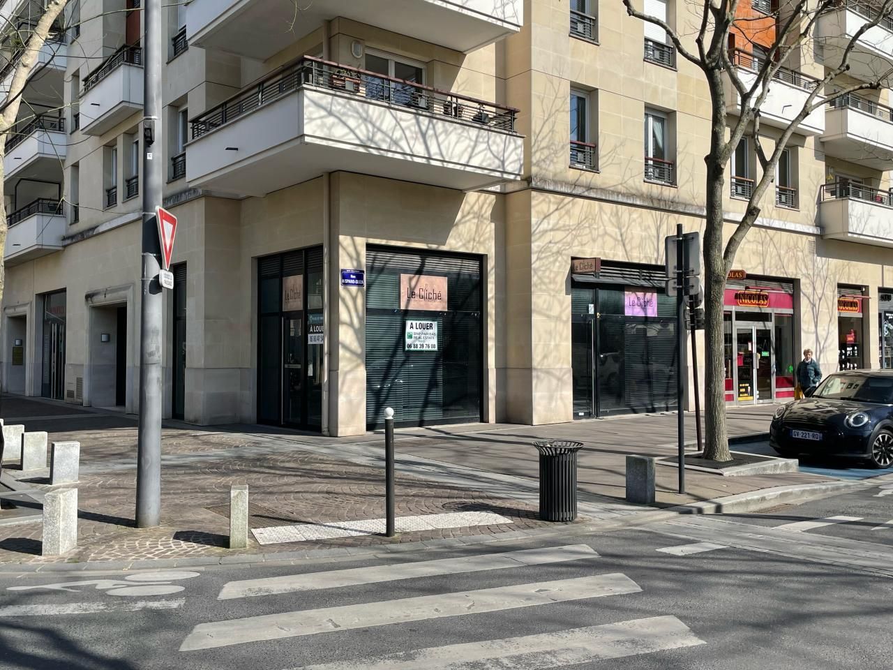 130.52 m² pour ce local commercial en location à Bois-colombes