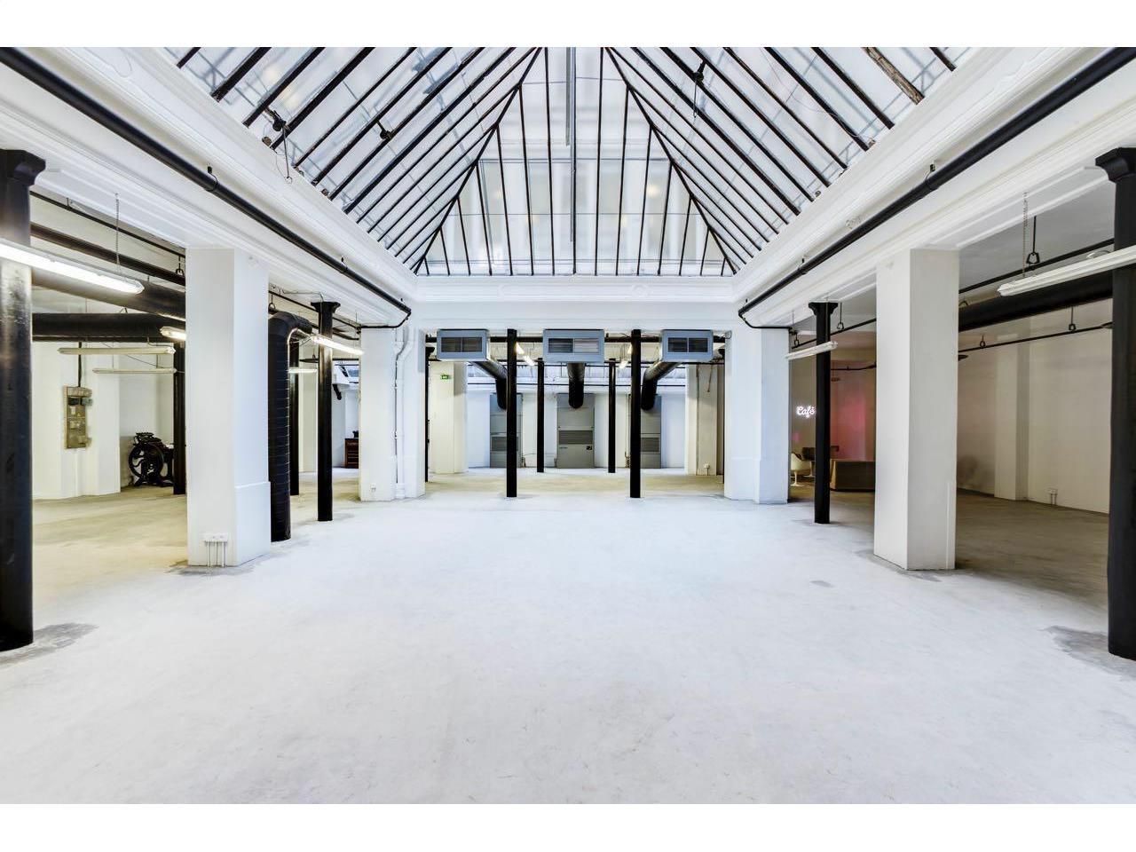 864.9 m² pour ce bureaux en location à Paris