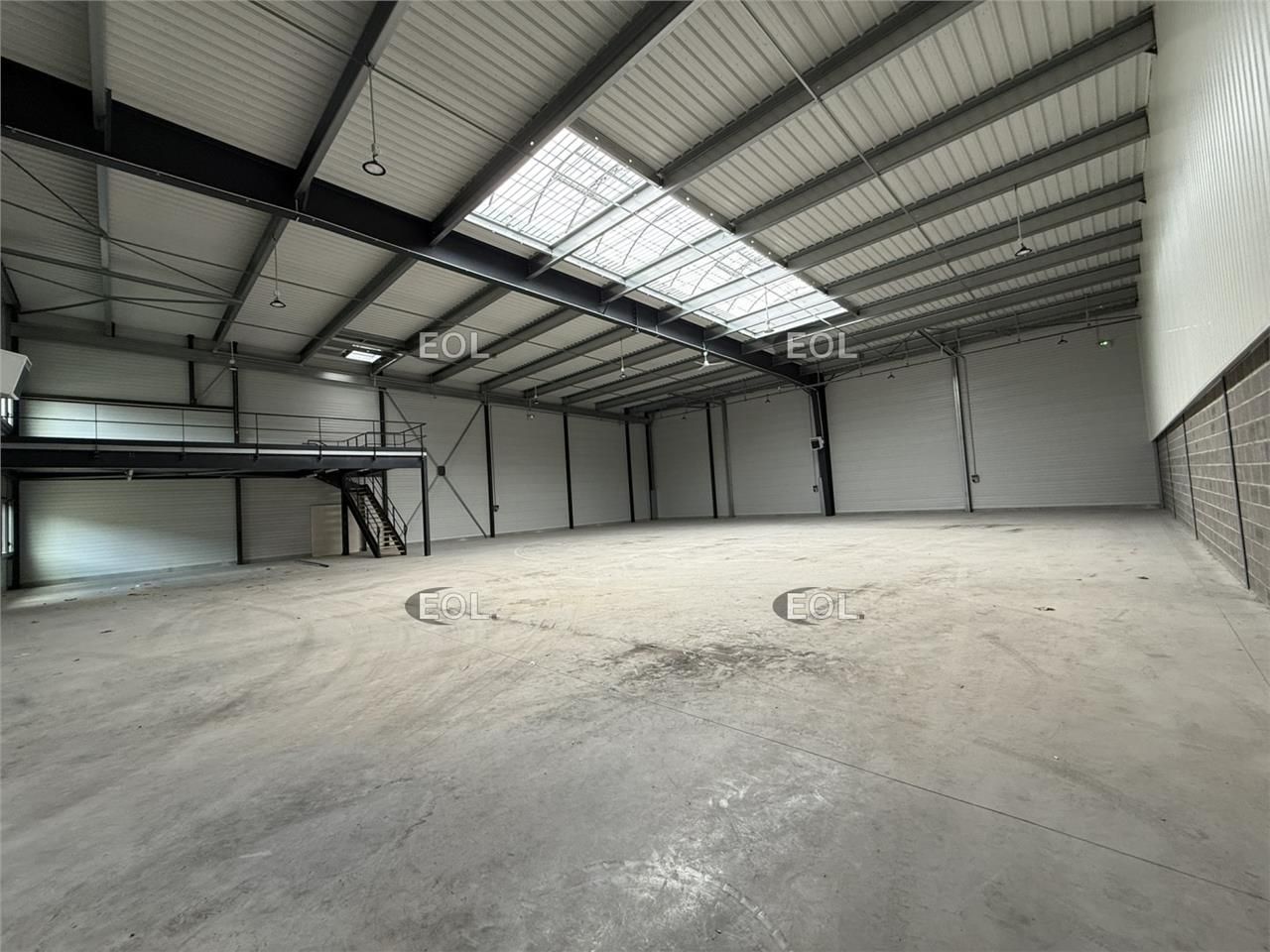 EOL, spécialisé en immobilier d'entreprise, vous propose à la location un local d'activité avec bureaux d'accompagnement d'une surface de 1 819 m² situé au Petit-Quevilly (76).
