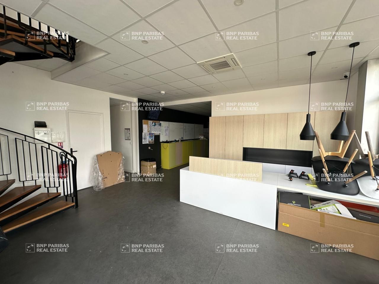 1100 m² pour ce activité en location à Parçay-meslay