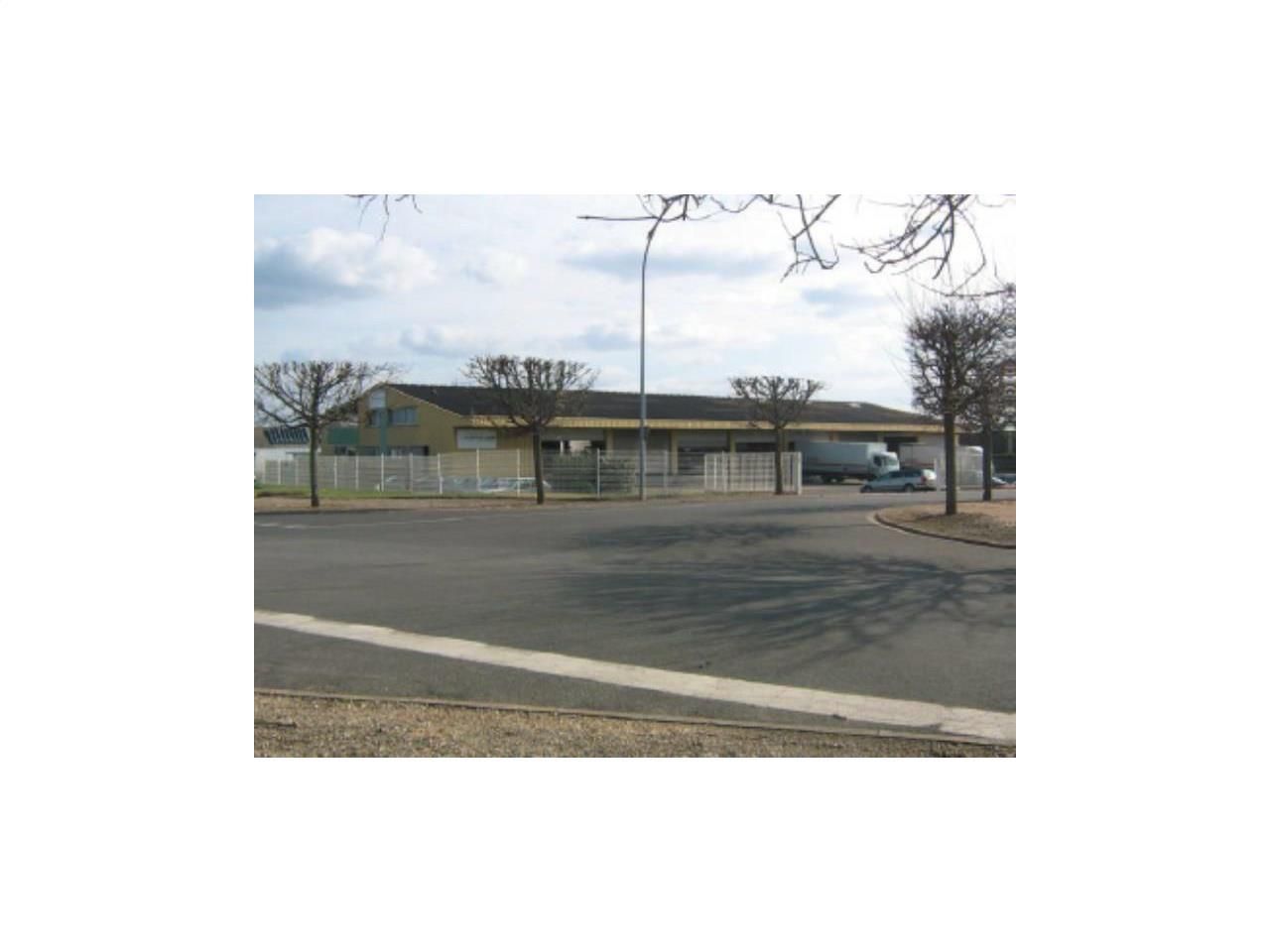 1600 m² pour cetentrepôts classe c en vente à La chaussée-saint-victor