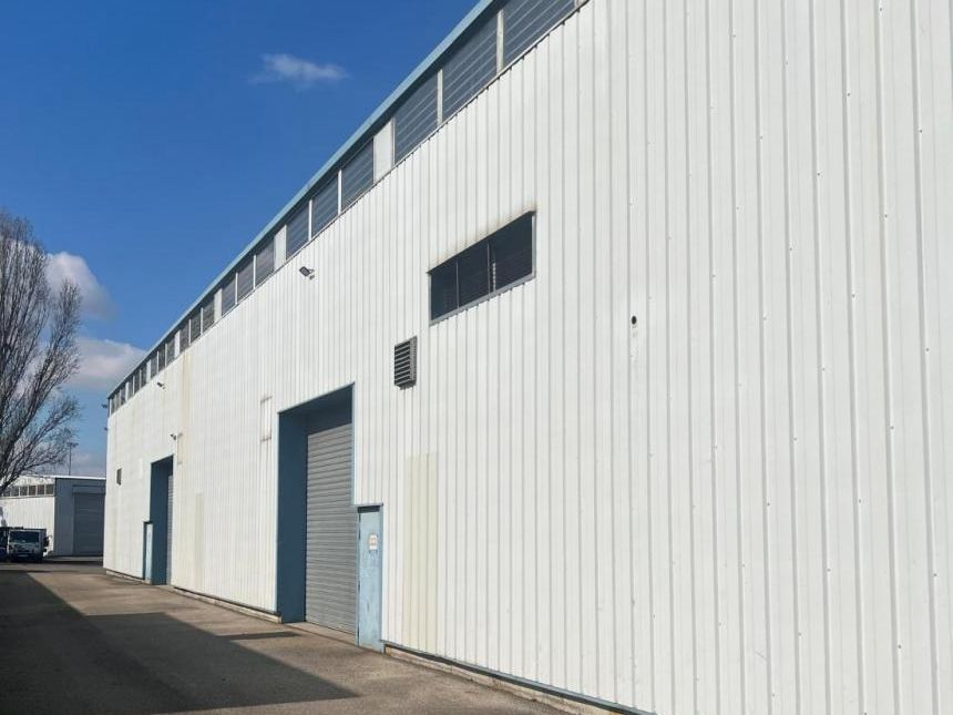 2140 m² pour ce activité en location à Vaulx-en-velin