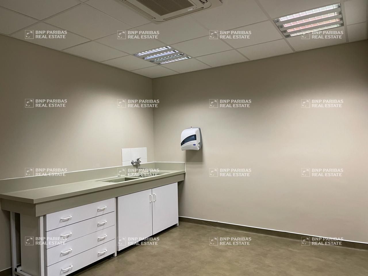 655 m² pour ce bureaux en location à Saran