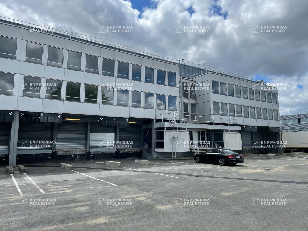 9252.3 m² pour cetentrepôts classe b en location à Orly