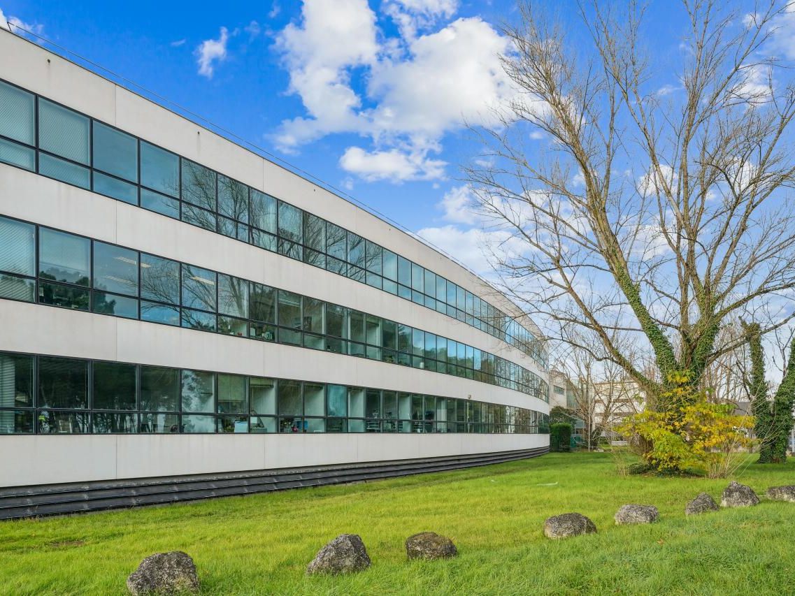 1955 m² pour ce bureaux en location à Bruges