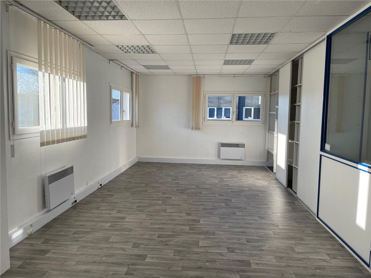 Plateau de bureaux prêt à l'emploi au coeur d'une