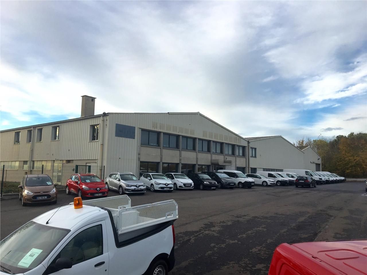 IDÉAL NÉGOCE/ SHOWRROM - Environ 3 000 m2 à louer