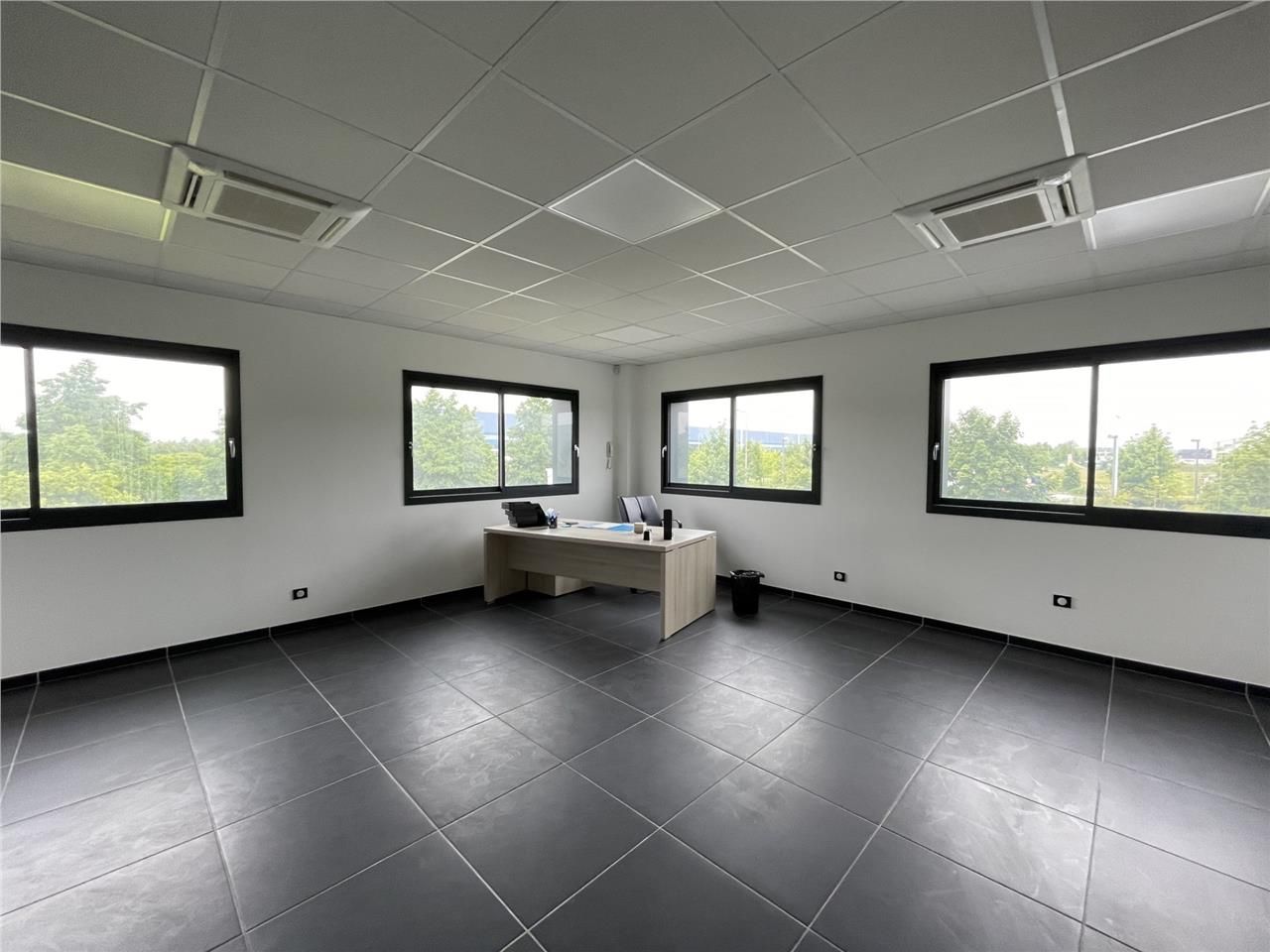 Plateau de bureaux neuf et lumineux offrant de no