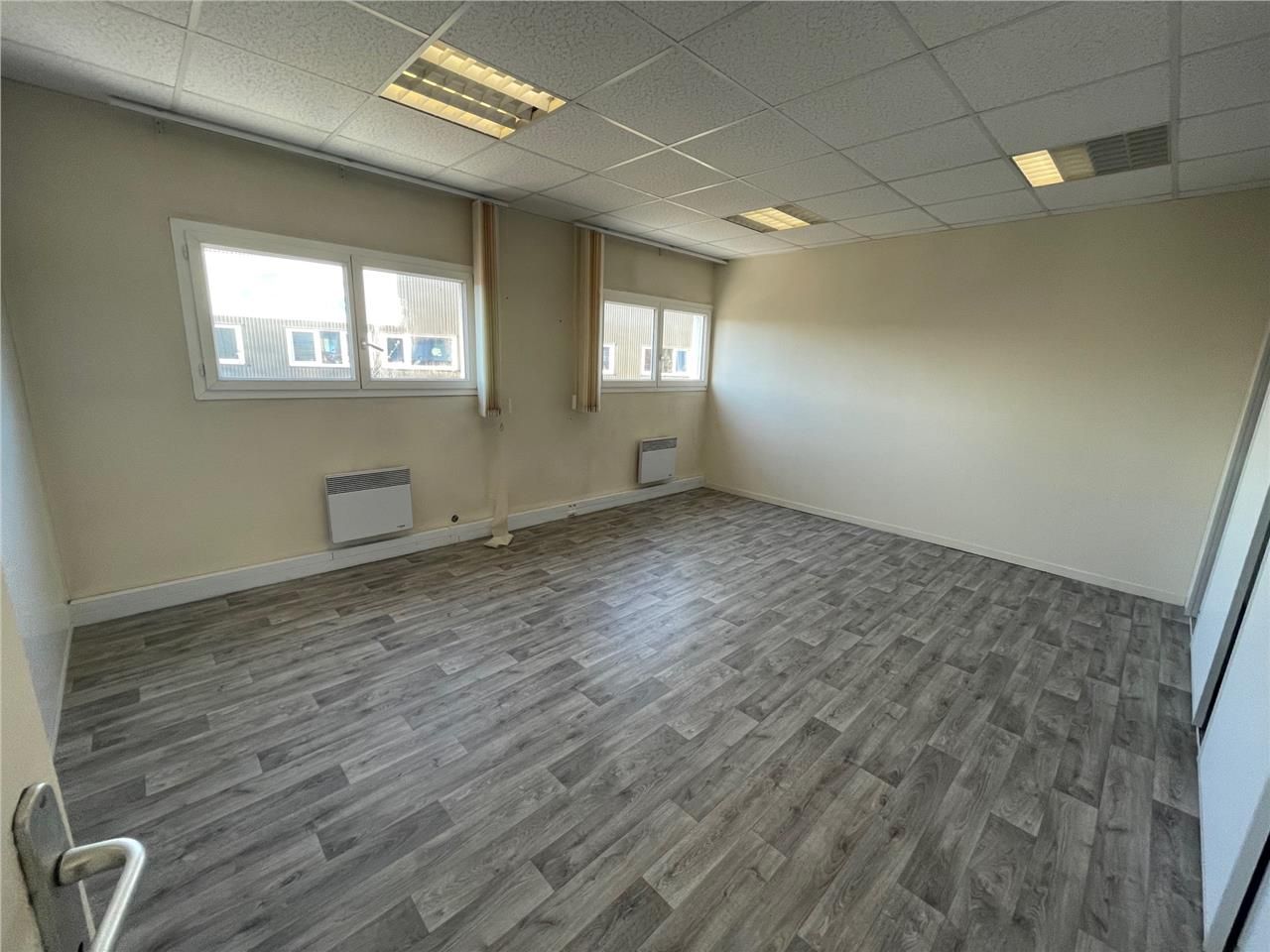 Plateau de bureaux prêt à l'emploi au coeur d'une