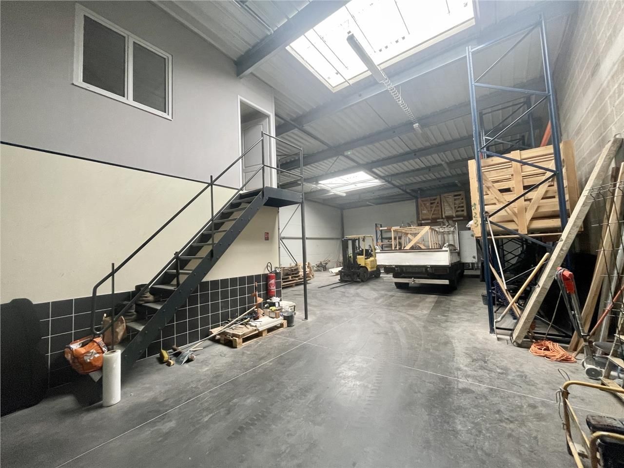 Idéal artisans - Cellules d'environ 271 m2 récent