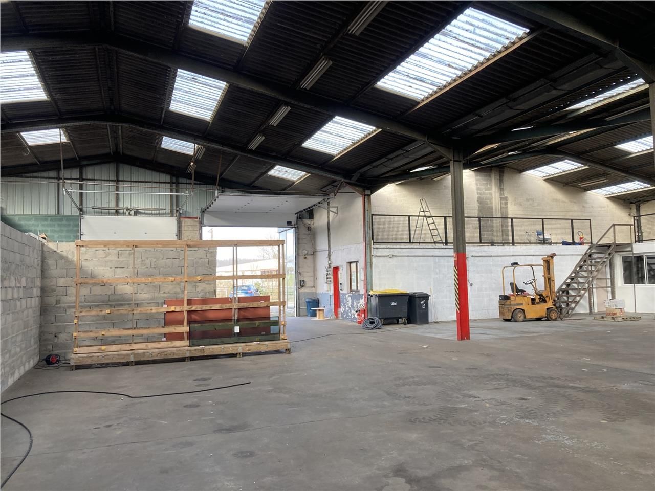 Sur axe passant, trés beau local d'activité d'env