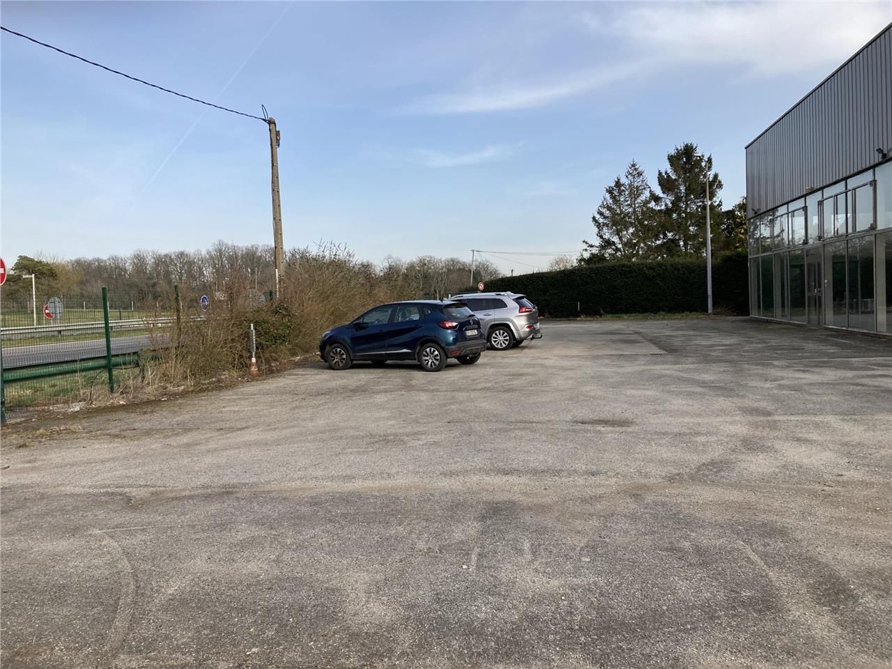 Sur axe passant, trés beau local d'activité d'env