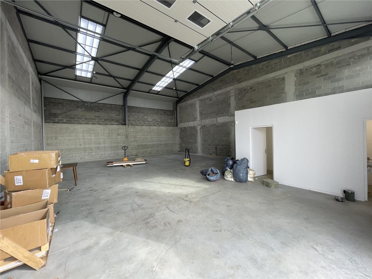 PARC D'ACTIVITE AVEC 4 CELLULES DISPONIBLES - SUR