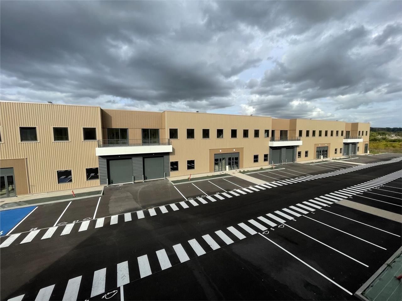 A VENDRE - PLUSIEURS CELLULES MODULABLES A OISSEL