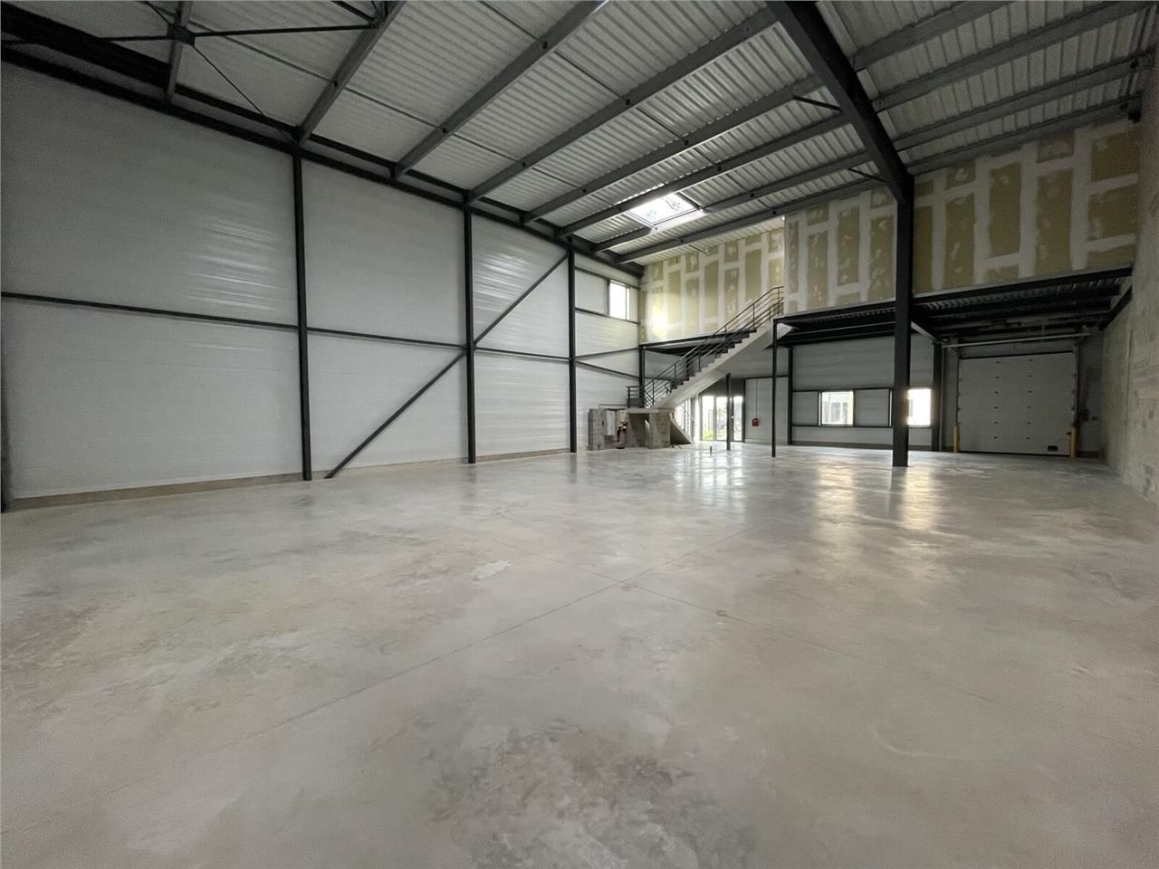 A VENDRE - PLUSIEURS CELLULES MODULABLES A OISSEL