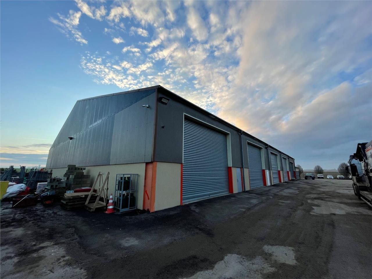 A LOUER - LOCAL D'ACTIVITE A GRIGNEUSEVILLE