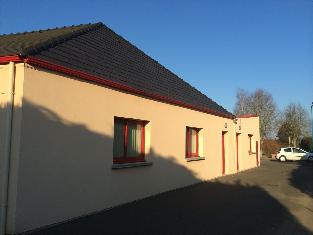 Au sein d'un immeuble de bureaux de plein-pied, u