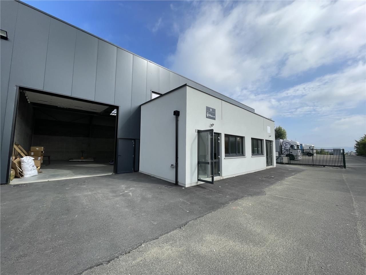 PARC D'ACTIVITE AVEC 4 CELLULES DISPONIBLES - SUR