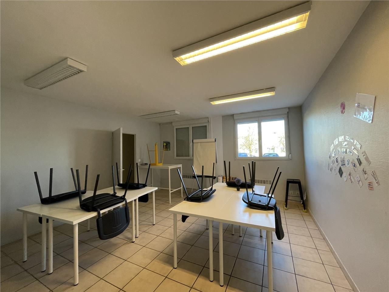 Plateaux de bureaux en rez-de-chaussée d'un immeu