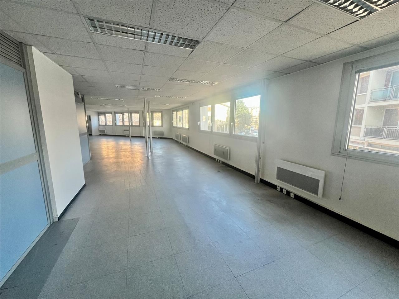 À vendre, bureaux lumineux au sein d'un immeuble