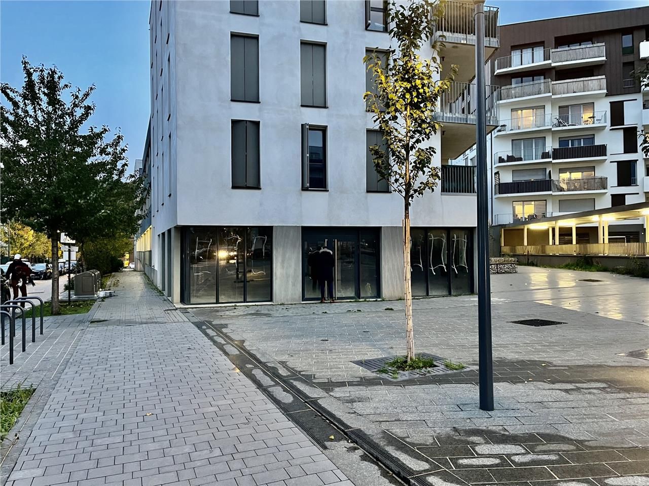 LOCAL COMMERCIAL 130 M2 - PLACE DES CHARTREUX.