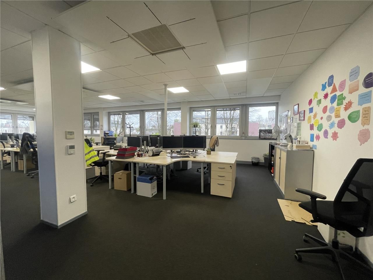 TRES BELLE SITUATION AVEC BEAUCOUP DE STATIONNEME