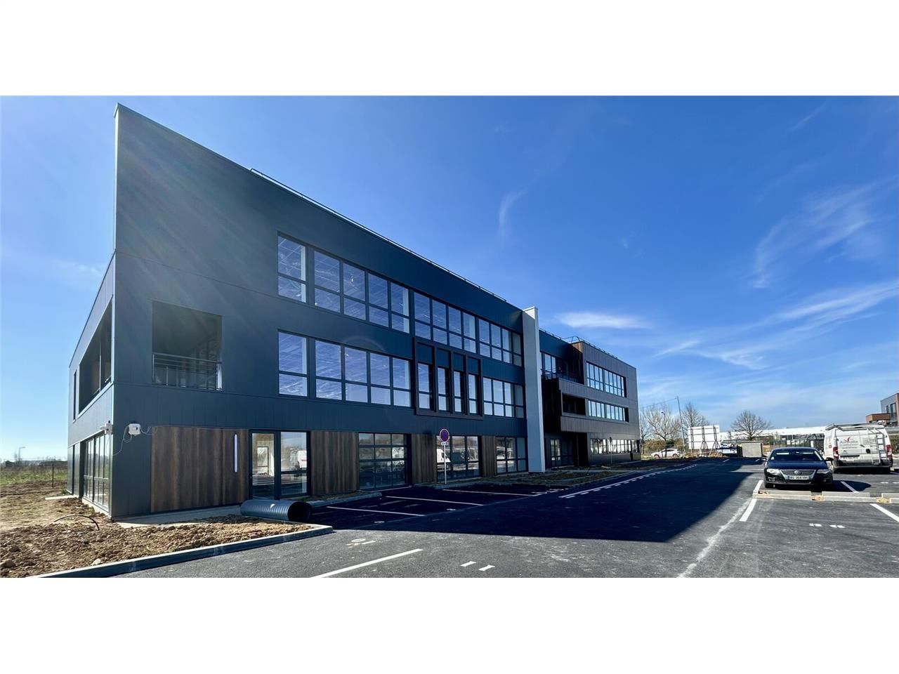 Immeuble de standing dans une zone d'activité en 