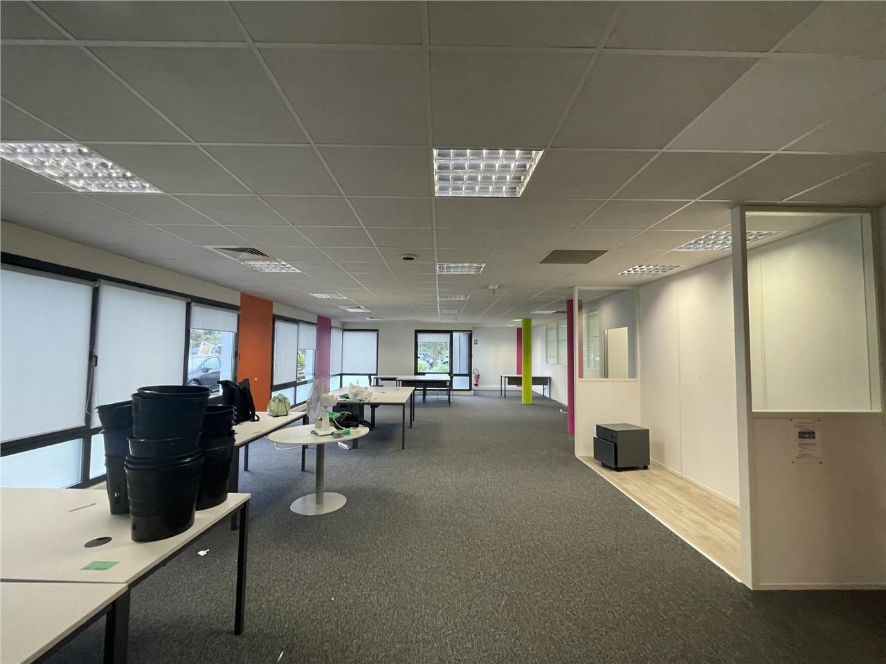 Immeuble situé dans un environnement verdoyant di