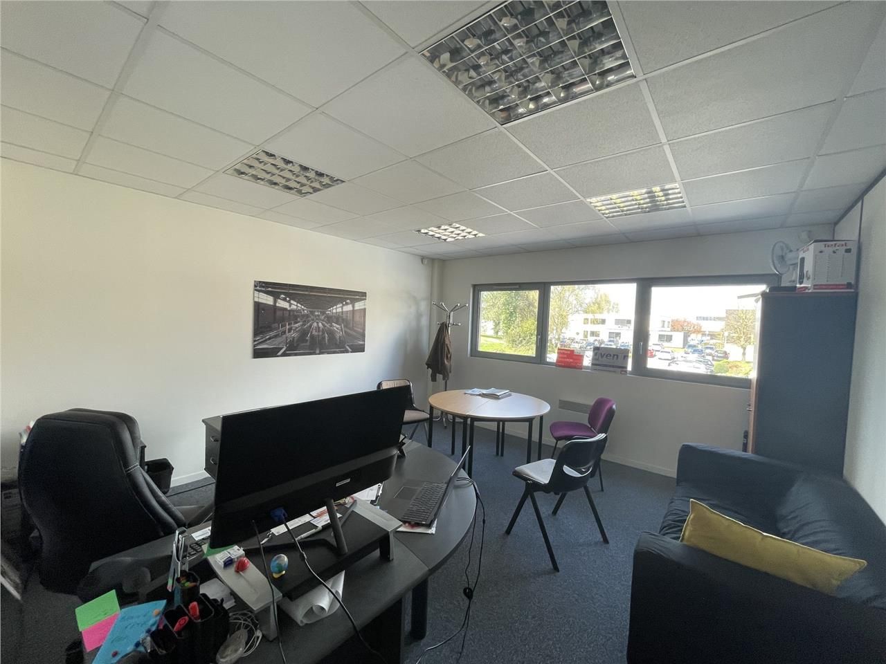 Bureaux cloisonnés à louer, avec 11 places de sta