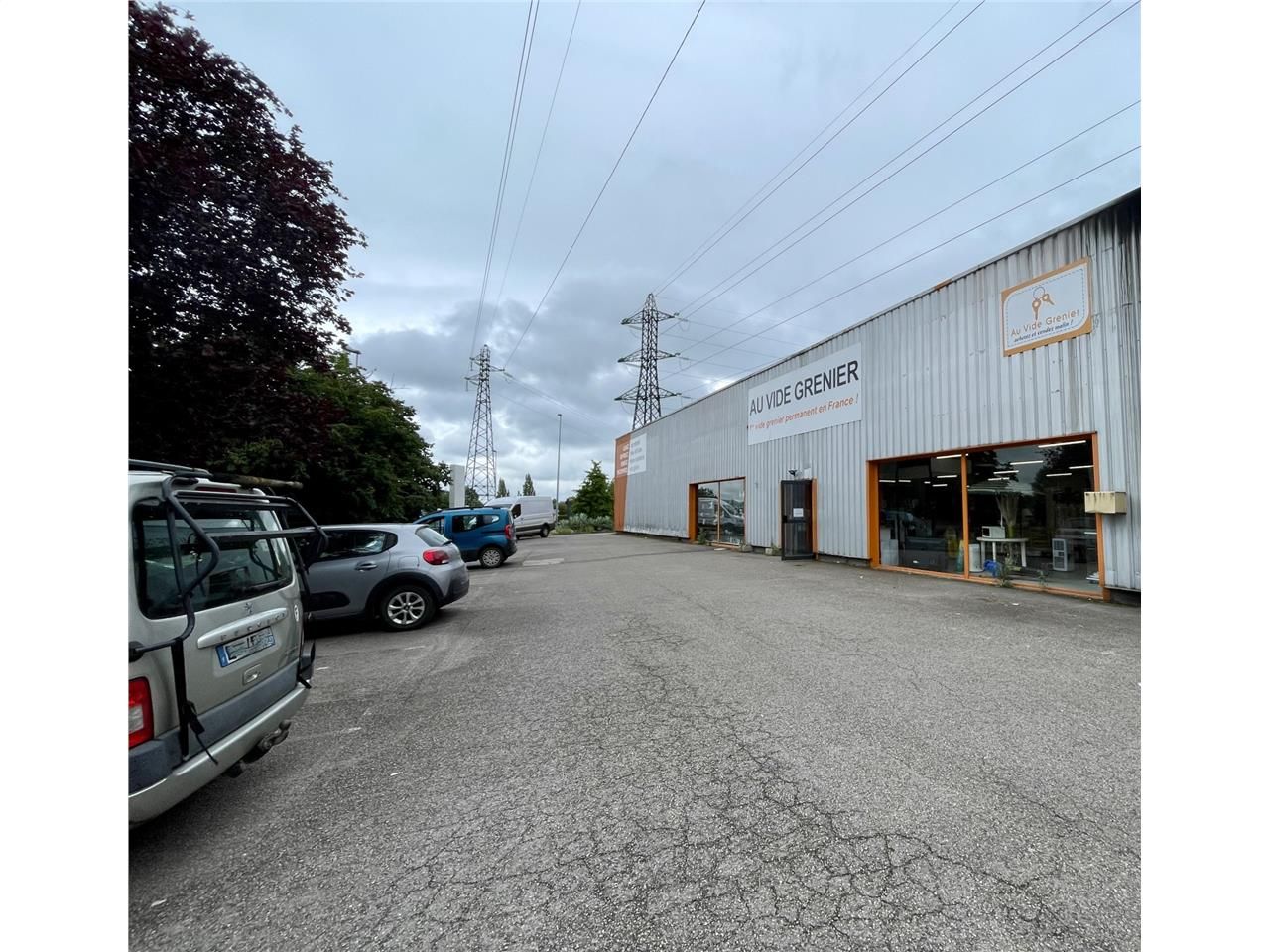 Idéal Négoce - Bâtiment bénéficiant d'une belle v