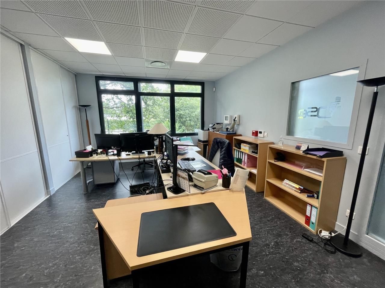 Au sein d'un superbe bâtiment industriel avec bur