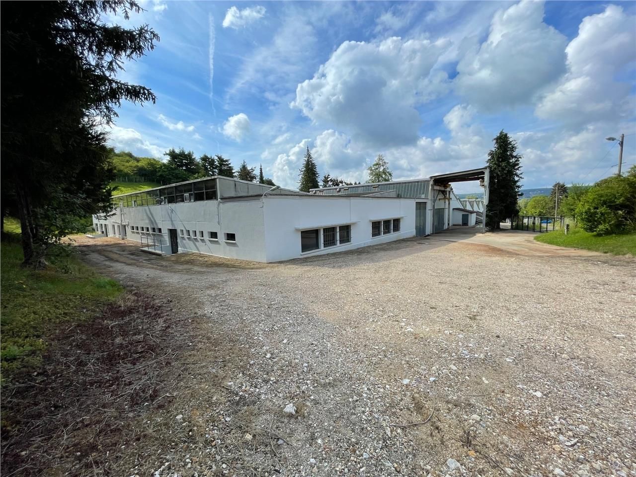 Sur un site indépendant, un ensemble de locaux d'