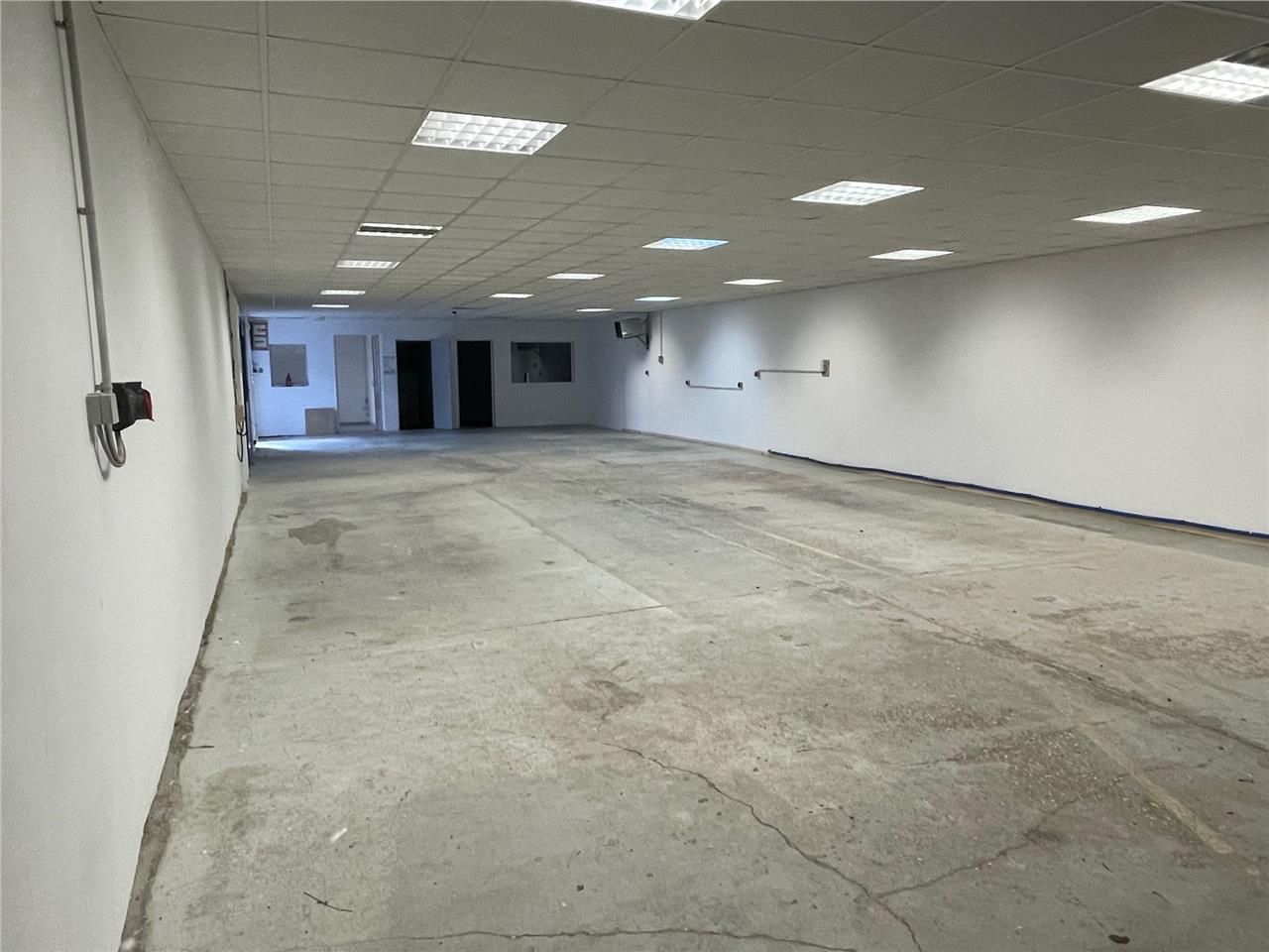 Situé sur un axe passant, un local d'activité d'u