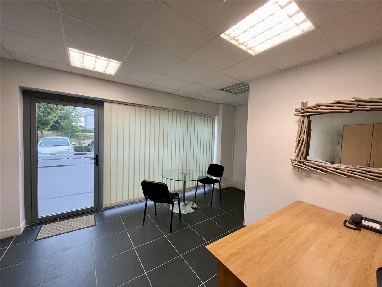 Plateau de bureaux proche zone commerciale