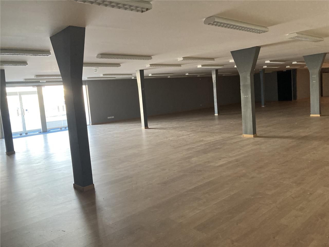 A l'entrée de la zone industrielle et proche du c