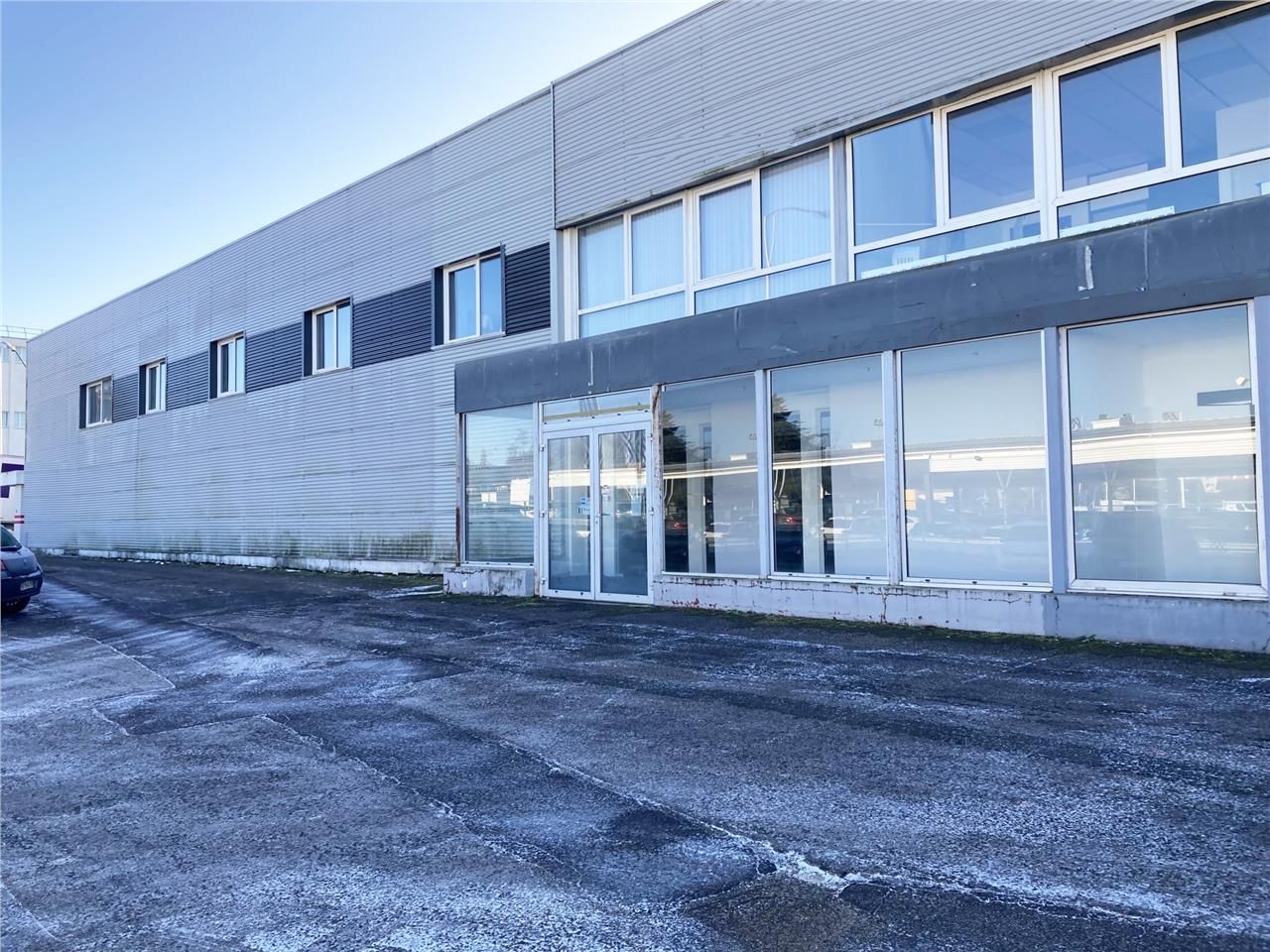 A l'entrée de la zone industrielle et proche du c