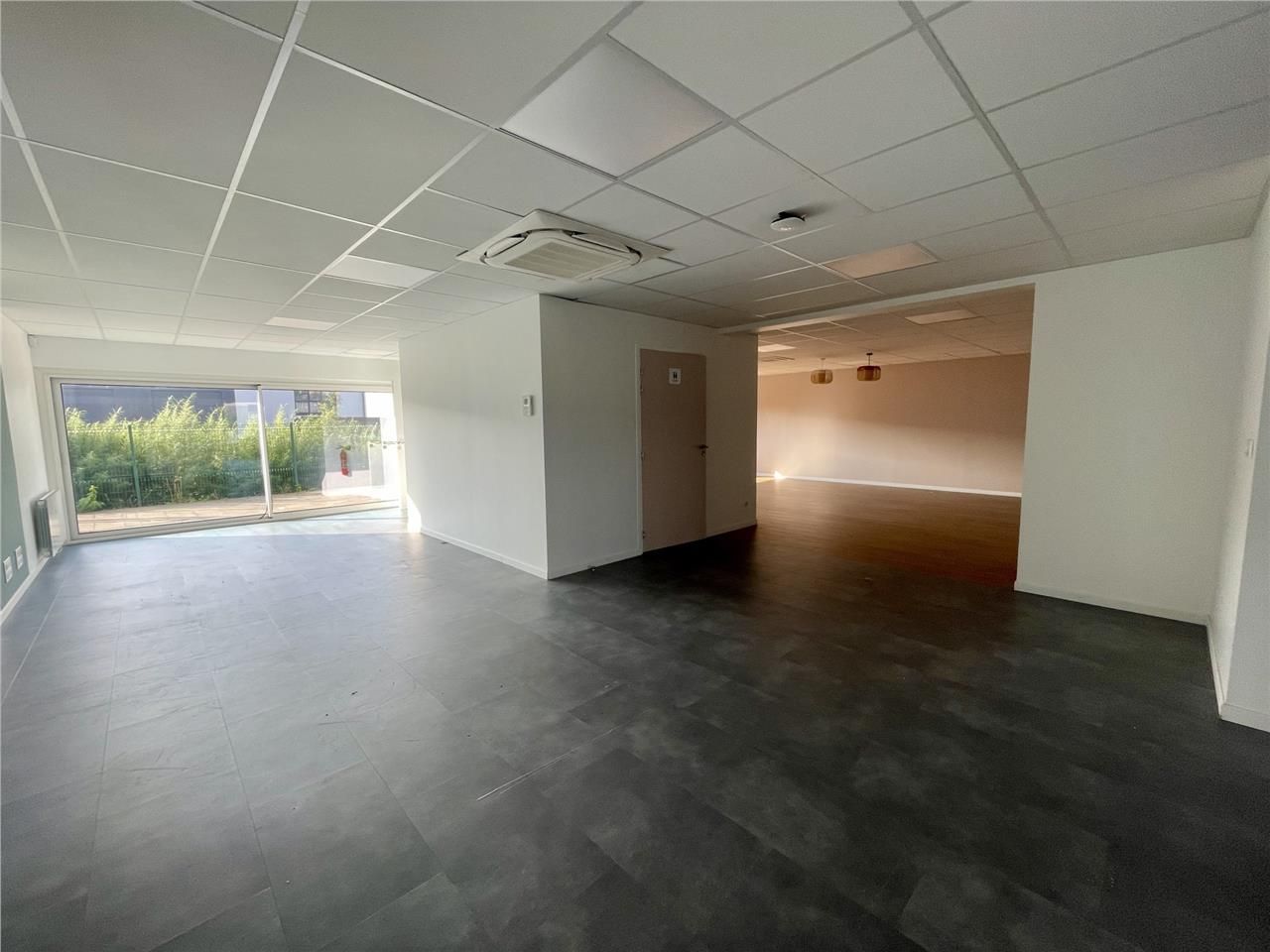 Ensemble de bureaux récent et fonctionnel avec pa