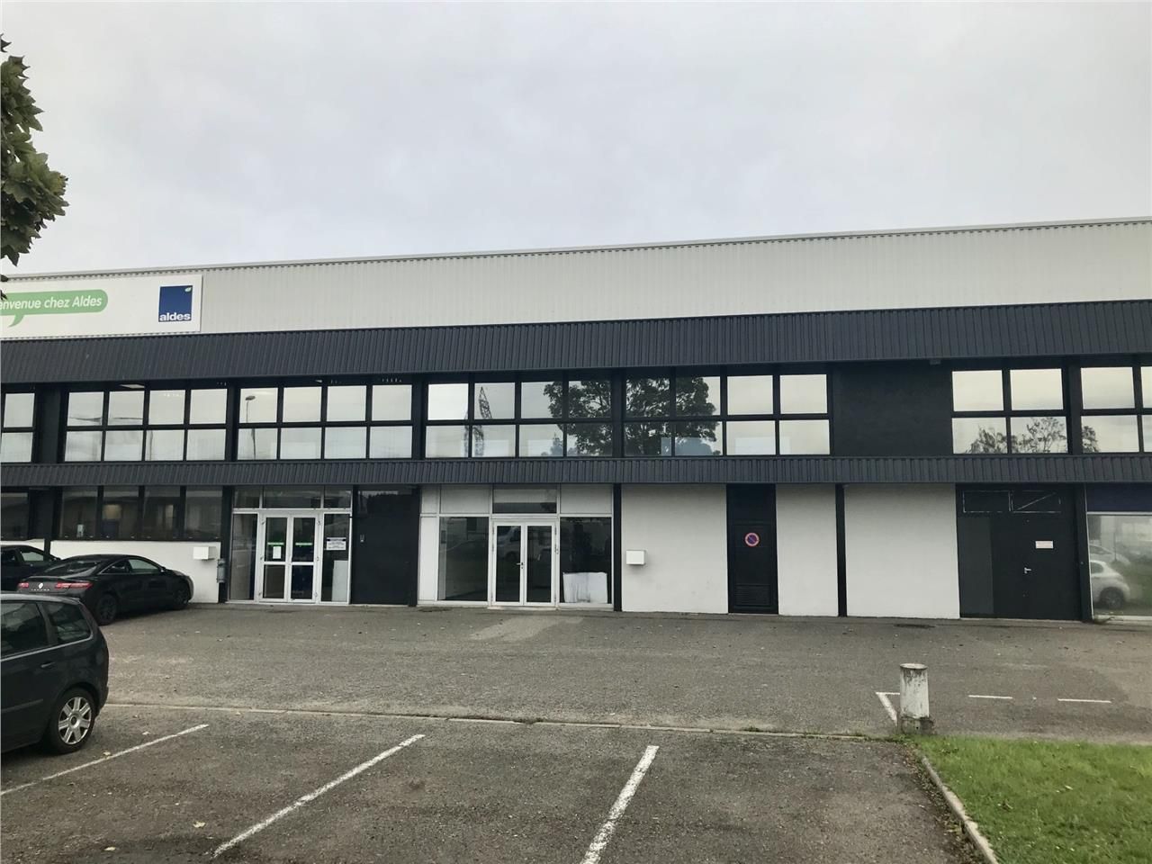 Entrepôts de 1208 m² non divisibles à Louer à SAI