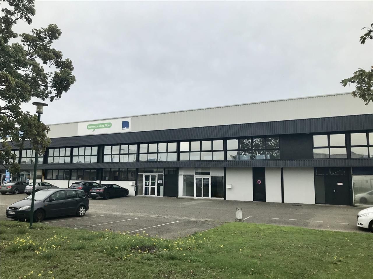 Entrepôts de 1208 m² non divisibles à Louer à SAI