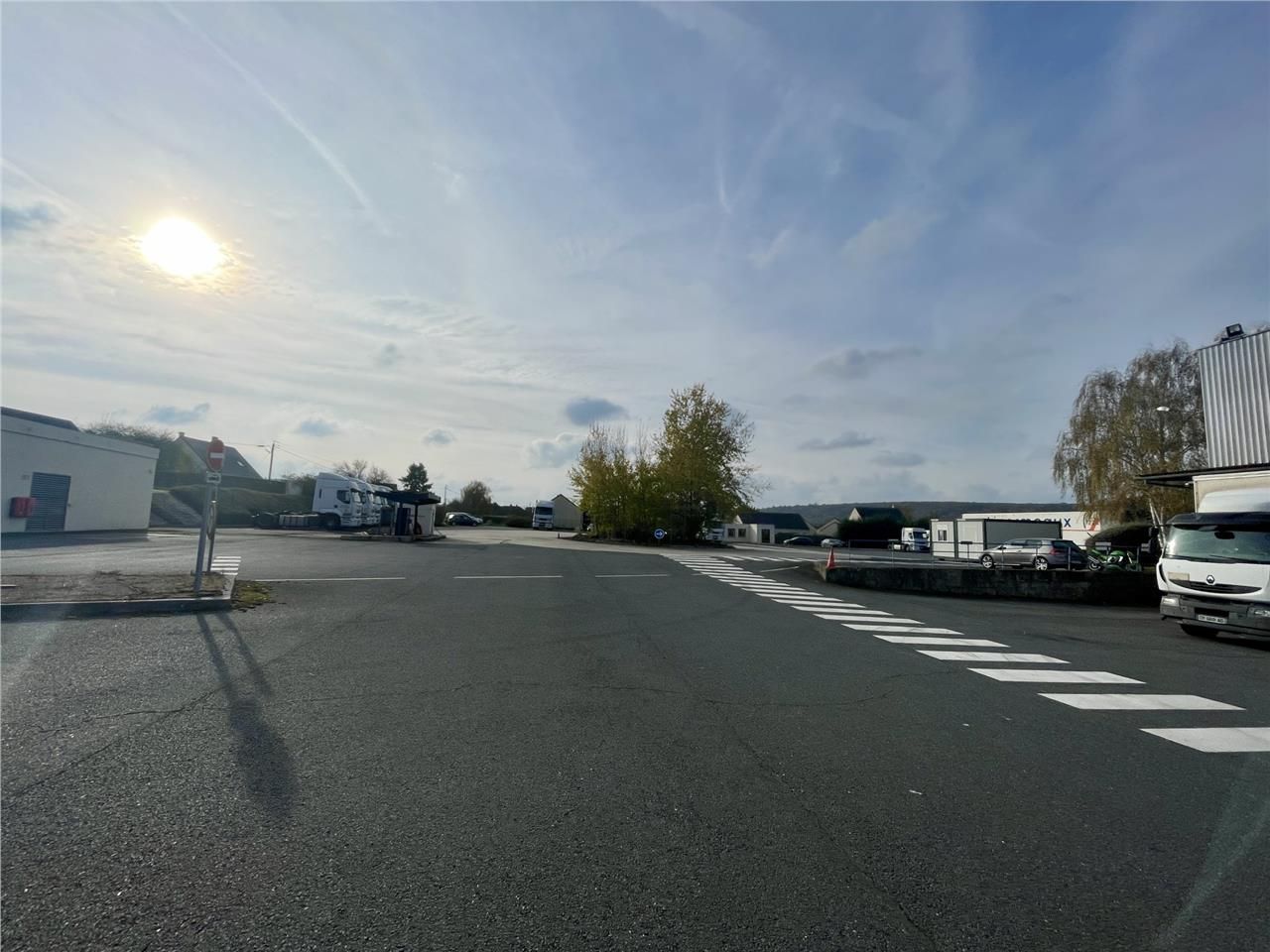 Belle surface de stockage extérieur bitumée à pro