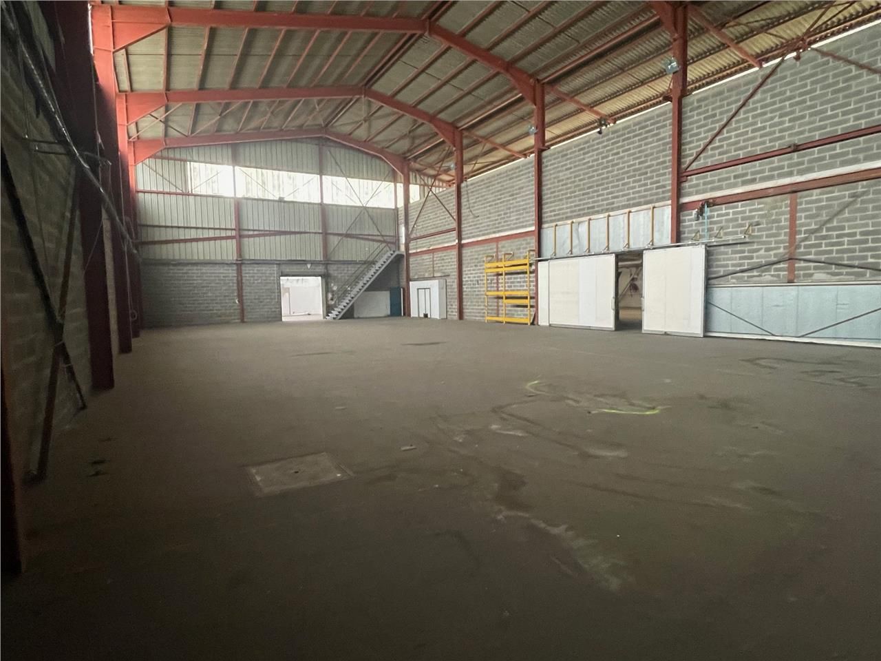 Env 8 000 m2 d'entrepôt et d'atelier situés à pro