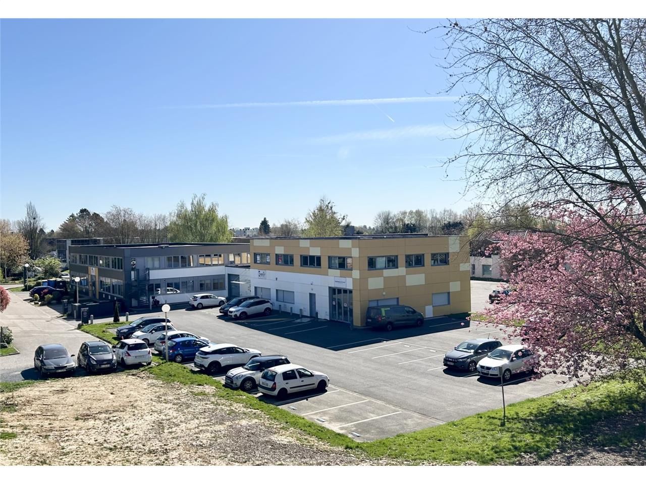 Bureaux cloisonnés à louer, avec 20 places de sta