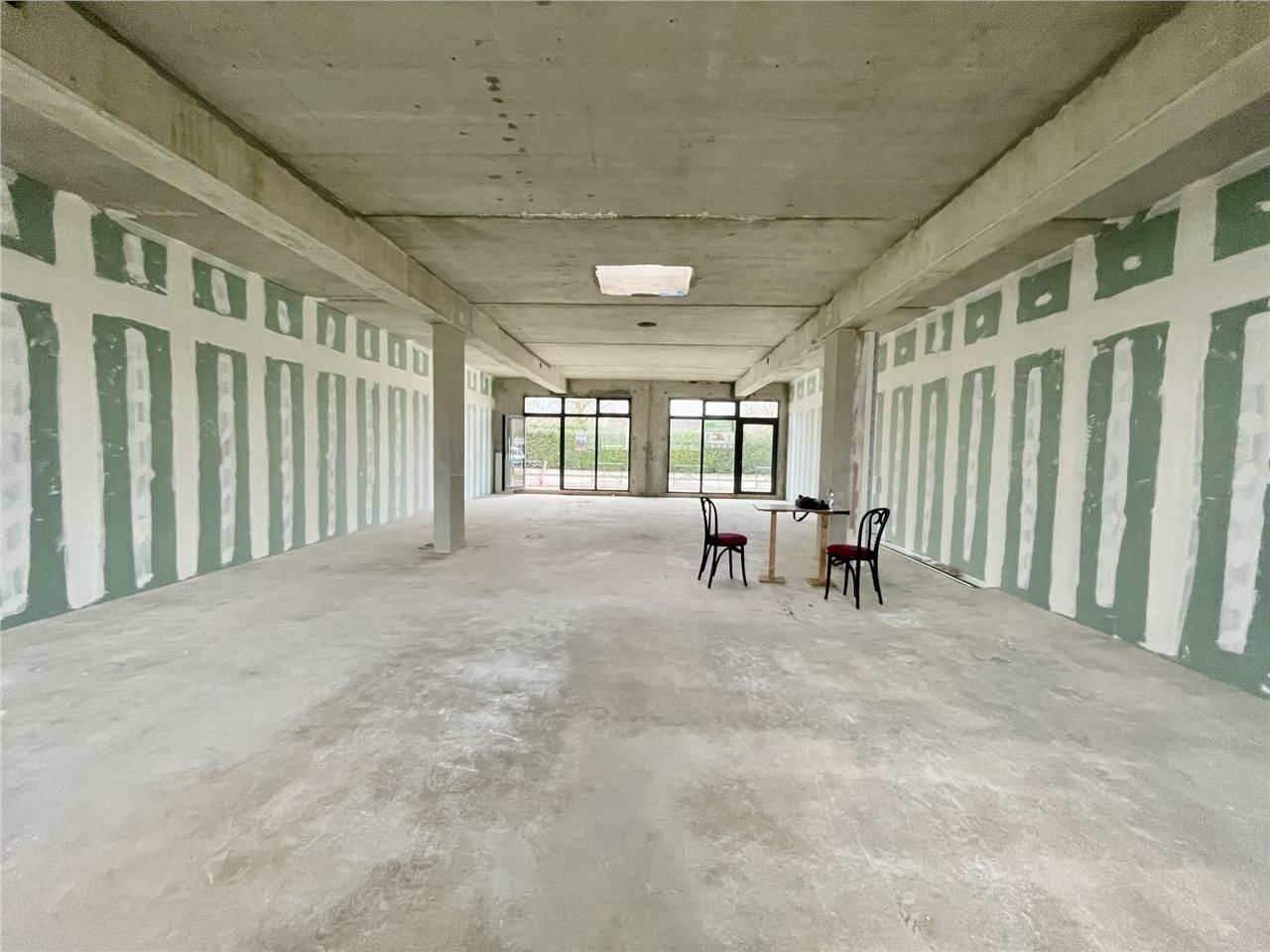 Locaux commerciaux de Local commercial - 125 m2 -