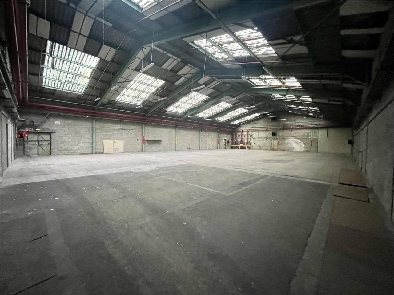 A Vendre - Entrepôt divisible en cellules à parti