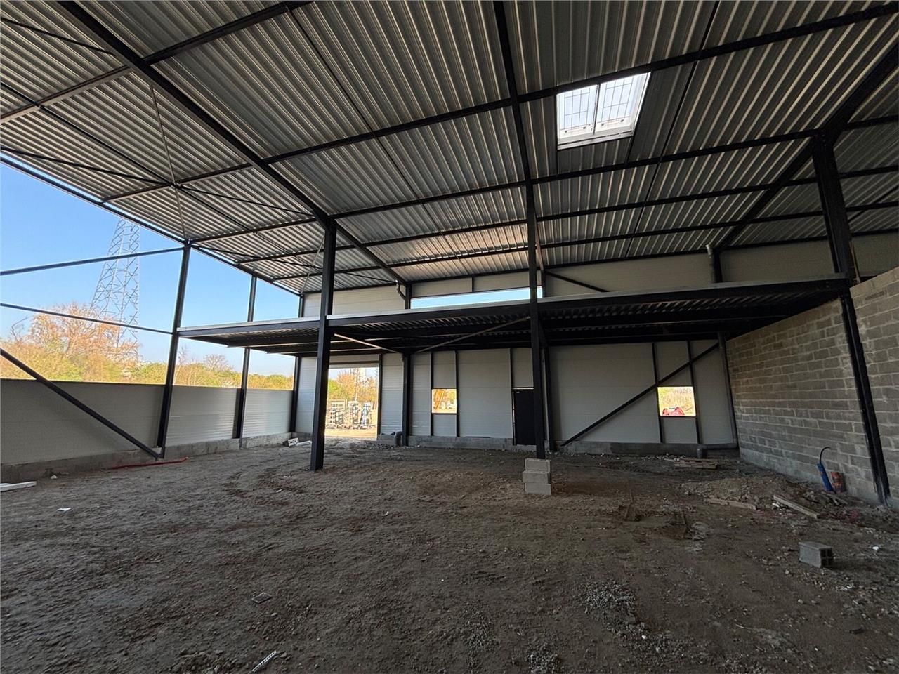 À LOUER - PROJET NEUF - PARFAIT POUR ARTISANS : D