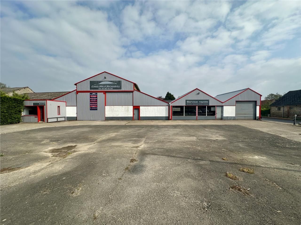 Locaux d'activité de 479 m² non divisibles à Loue