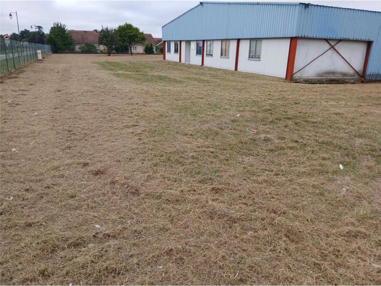 Locaux d'activité de 1478 m² divisibles à partir 