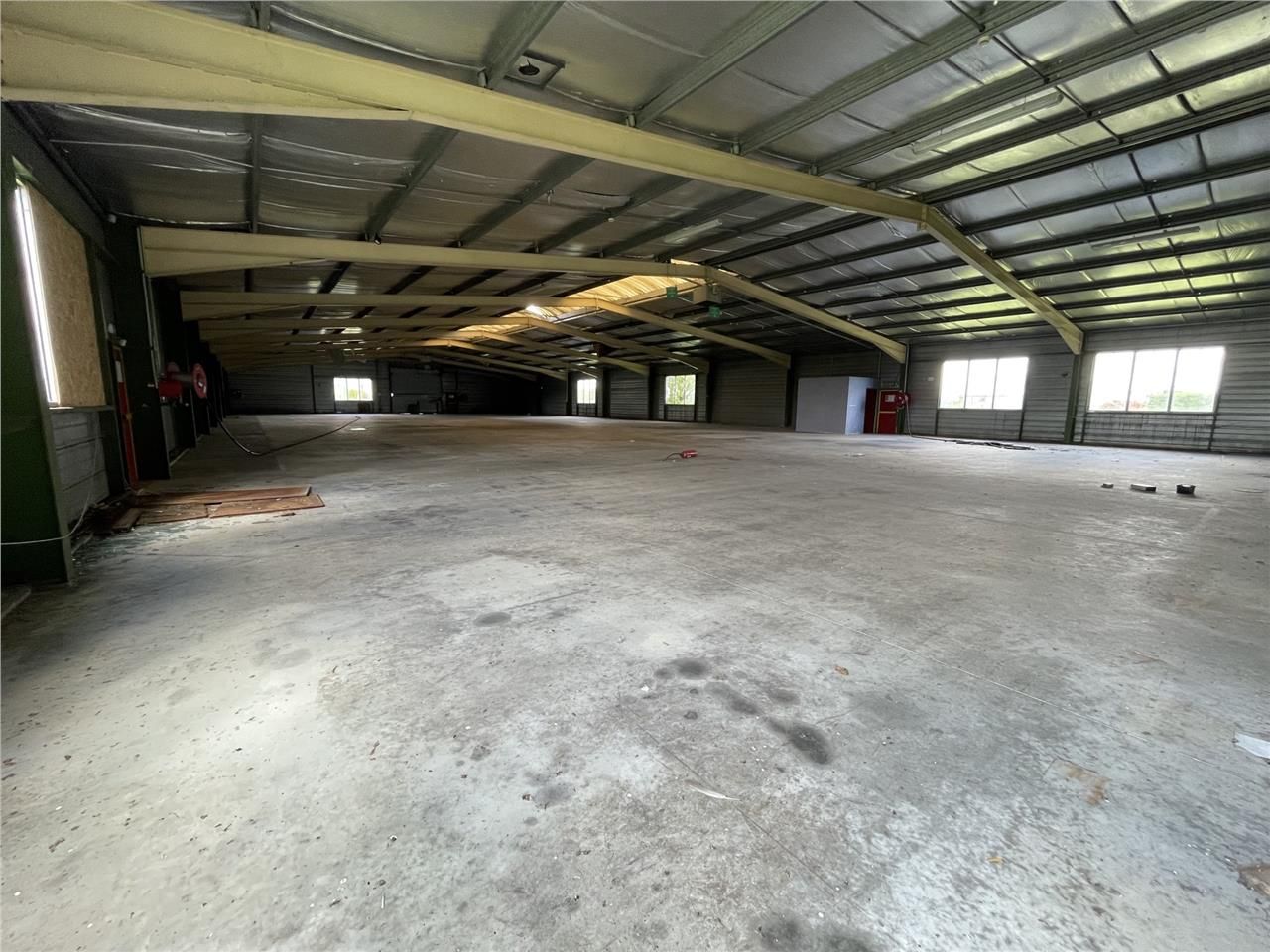 Locaux d'activité de 1478 m² divisibles à partir 