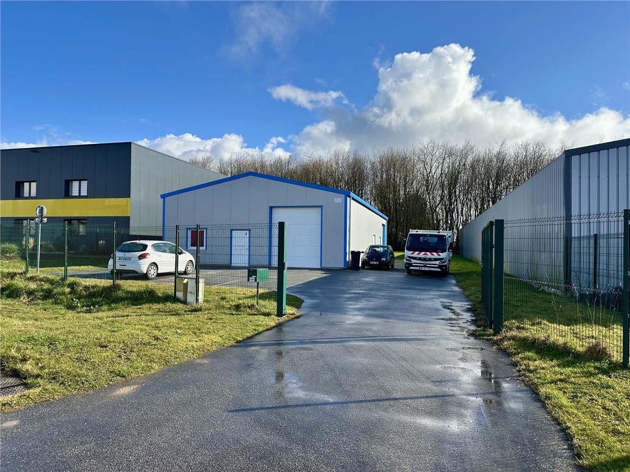 Locaux d'activité de 241 m2 non divisible  à Vend